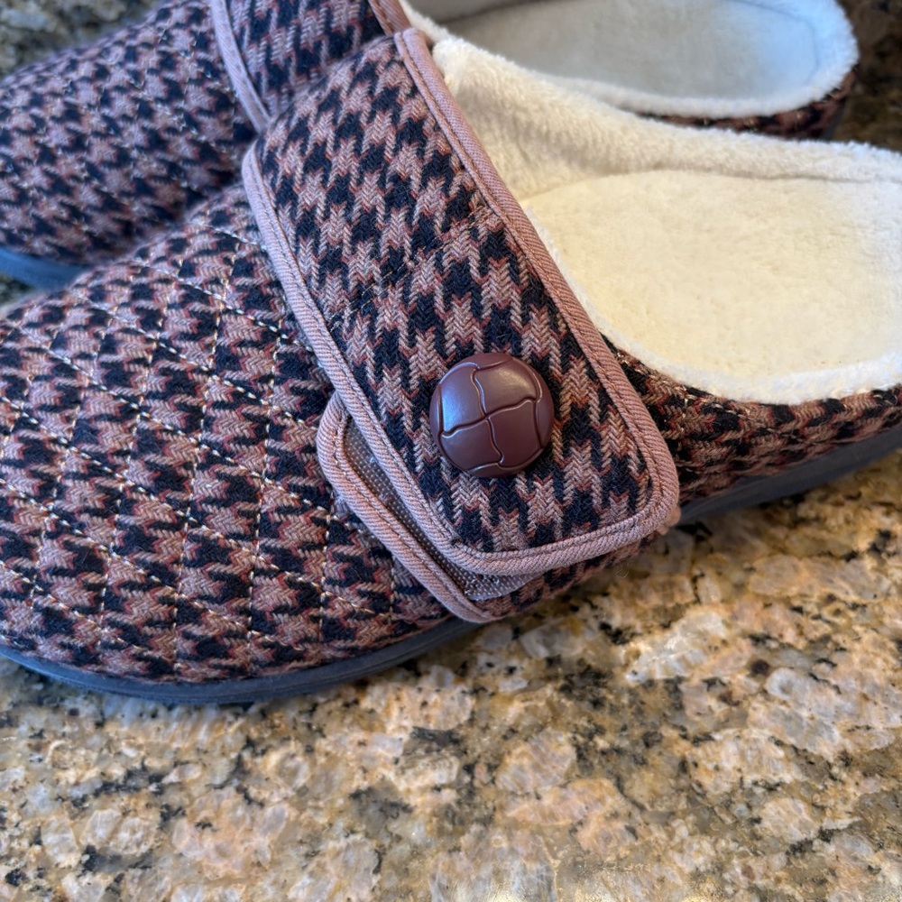 Vionic slippers - image 5